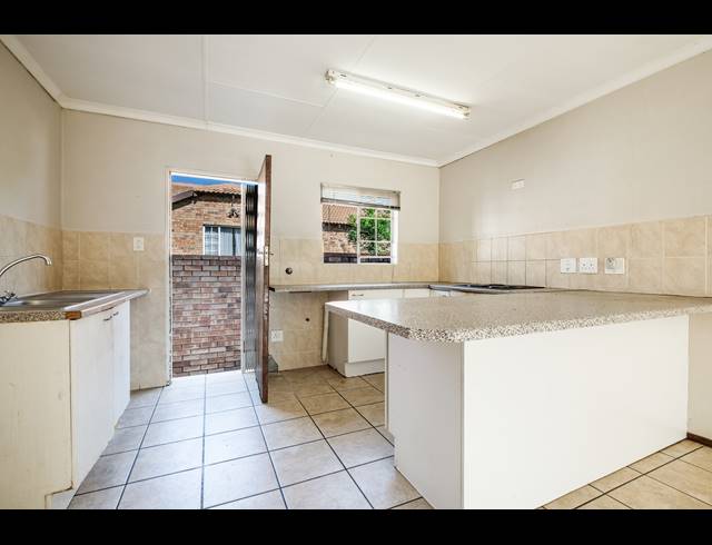3 BEDROOM TOWNHOUSE FOR SALE IN SUNDOWNER